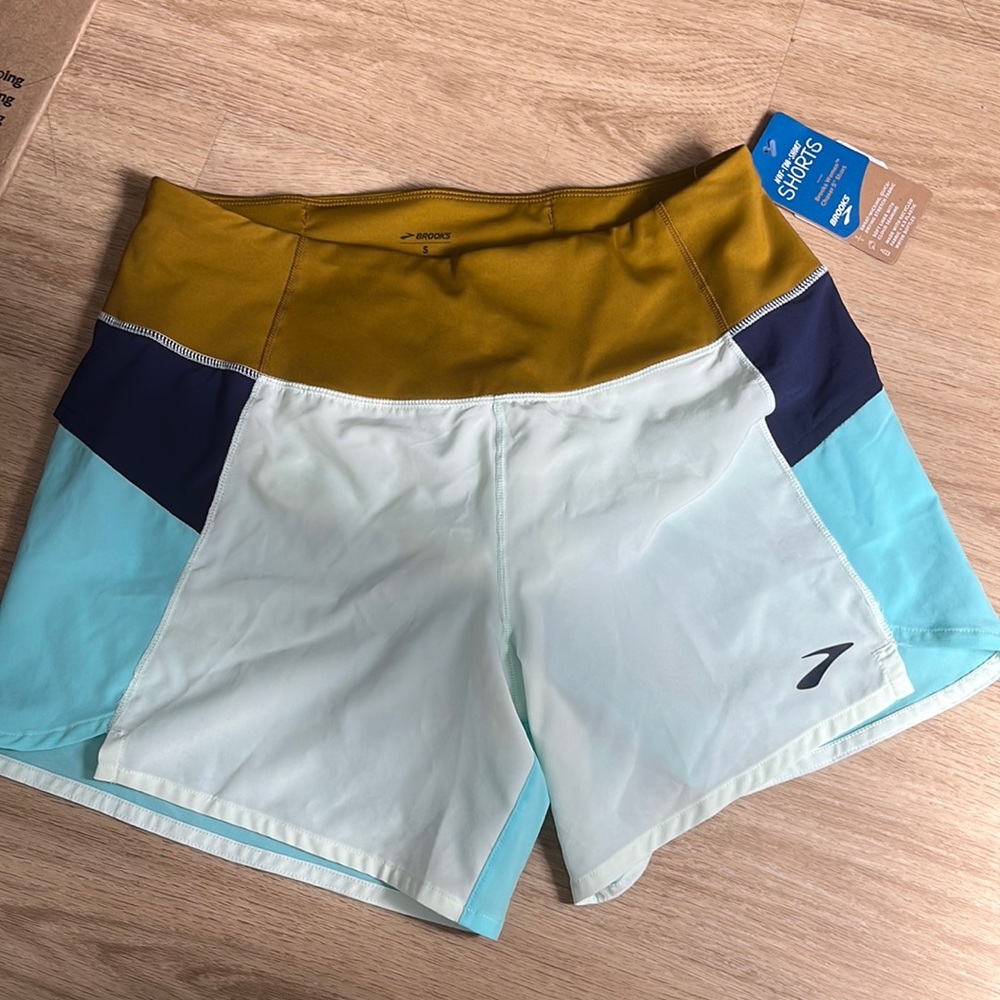 NWT Brooks womens chaser 5” shorts
